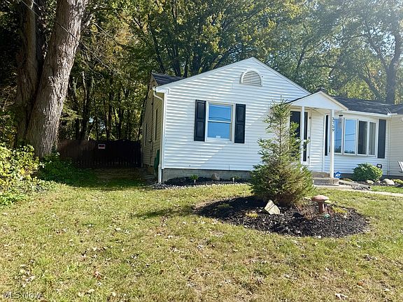 3rd image of 3759 Blackmore Rd