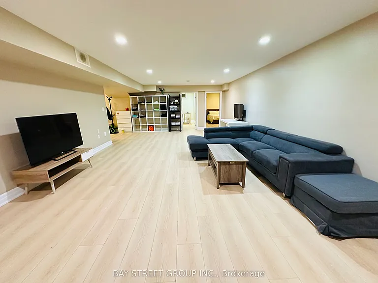 118 Fairglen Ave — Photo 12