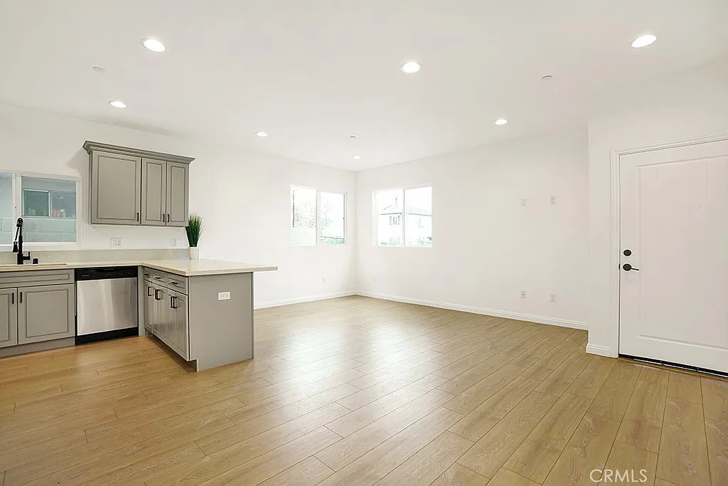 3 bed, 1150 sqft, $3,395 — Photo 4