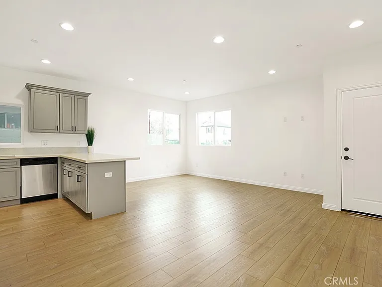 5729 N Willow Crest Ave #5729 — Photo 4