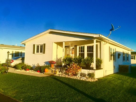 2nd image of 107 Parkside Cir