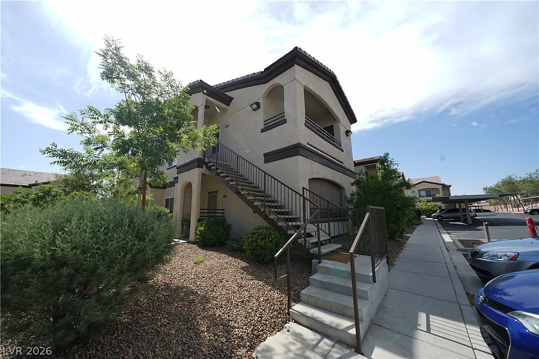 3 bed, 2.0 bath, 1330 sqft, $1,895 — Photo 1