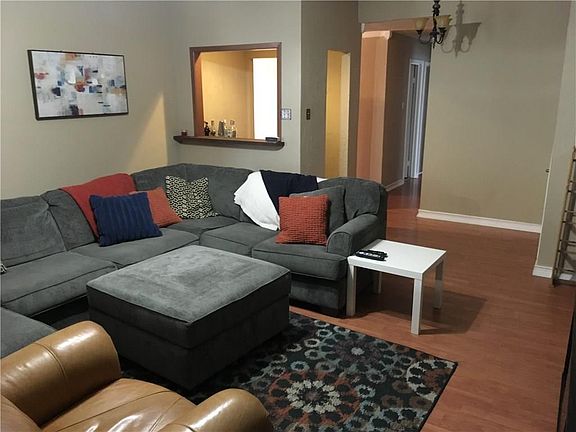 2nd image of 2934 Meadow Park Dr