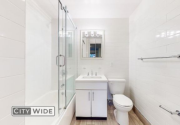 5th image of 240 E 82nd St APT 17D