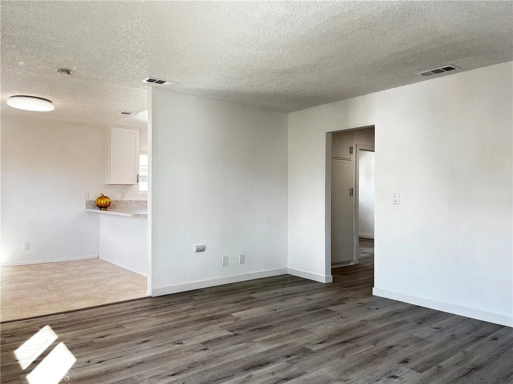 2 bed, 900 sqft, $3,100 — Photo 4