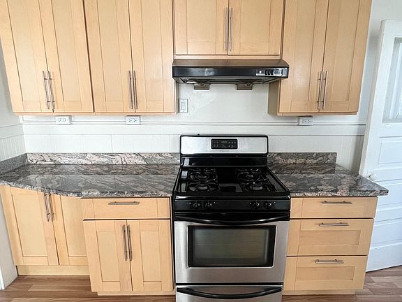 3rd image of 1558B Howard St