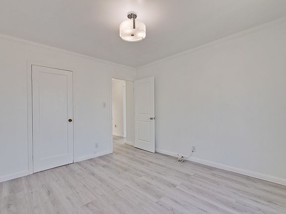 2nd image of 289 Bridgeview Dr