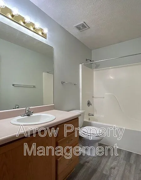 338 W Irving St — Photo 20