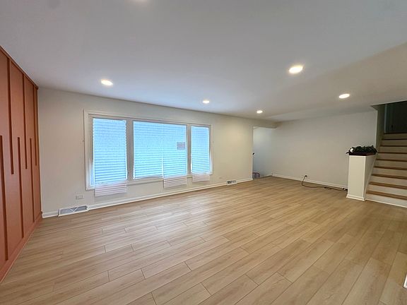 5th image of 821 W Manor Ct