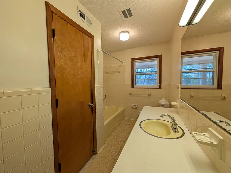 805 Edgewood Rd — Photo 17