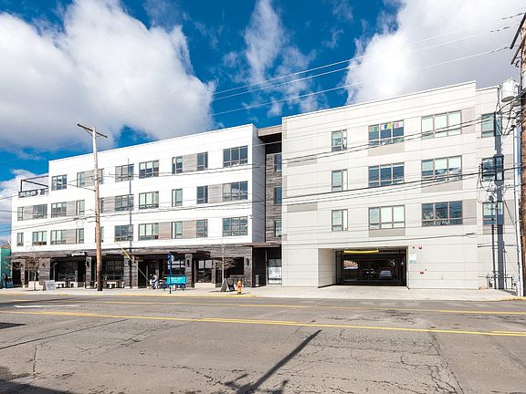 2nd image of 4717 SE Hawthorne Blvd #3563159