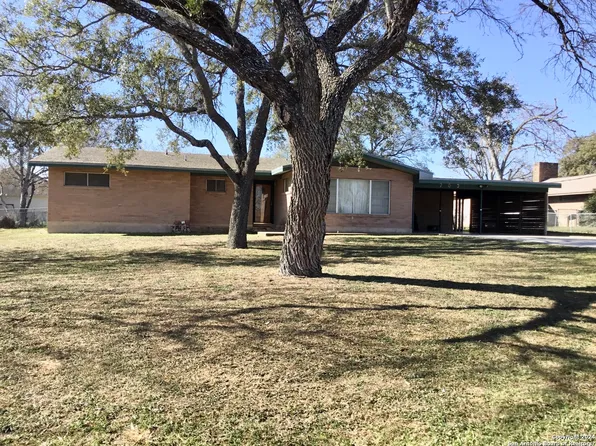 703 ATKINS AVE, Devine, TX 78016