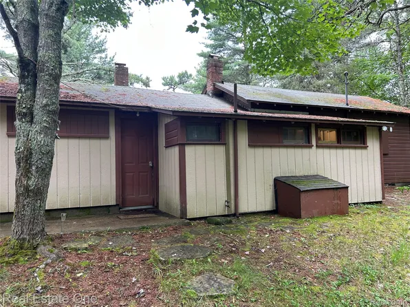 2923 W Michigan Shores St, Gulliver, MI 49840