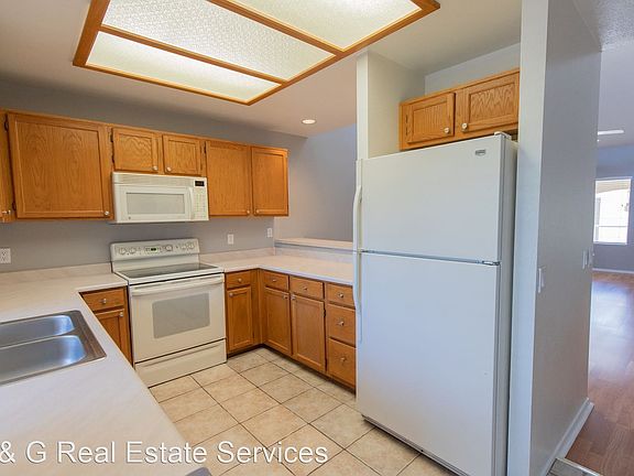 4th image of 1017 E Maryland Ave Unit 201