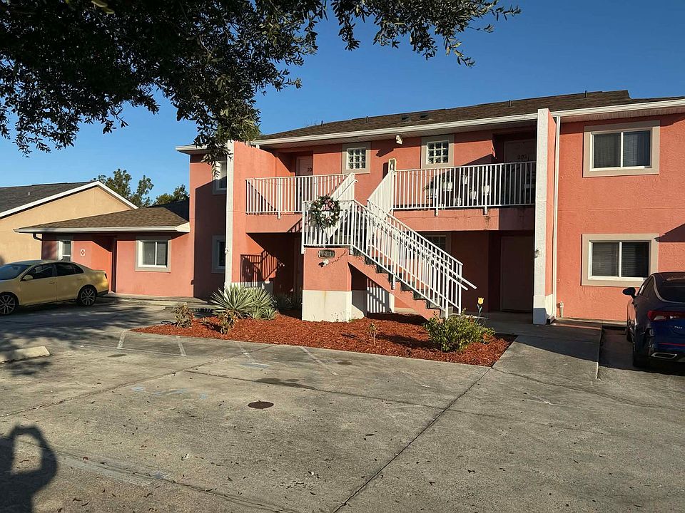 1st image of 721 SW 36th St #201