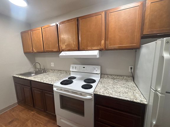 3rd image of 3735 E La Salle St #4