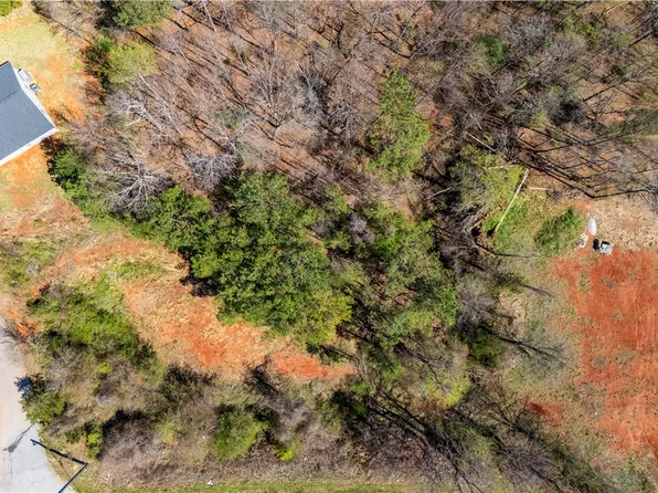 102 Golden Springs Ln, Liberty, SC 29657