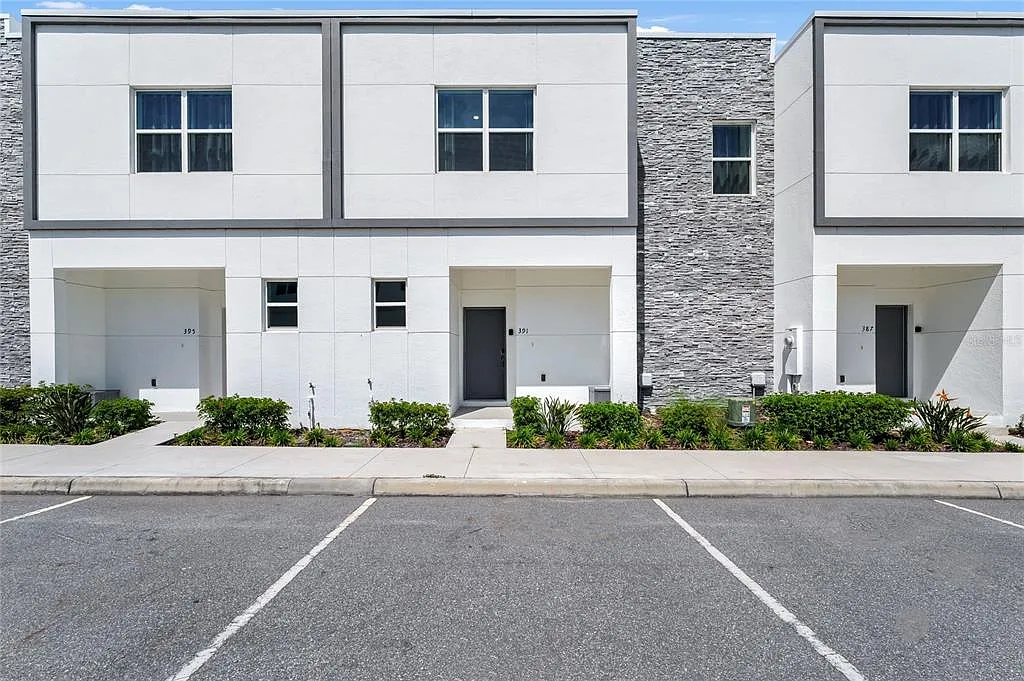 5 bed, 4.0 bath, 2020 sqft, $2,700 — Photo 1