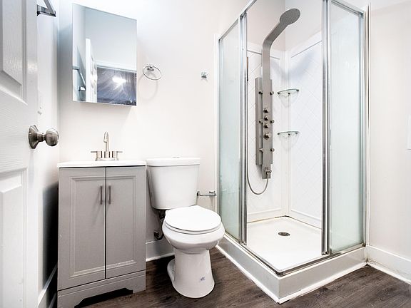 4th image of 2522 N Chadwick St #6