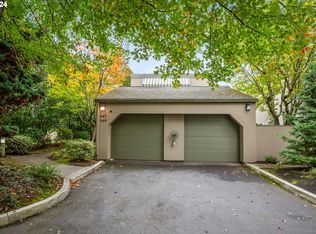 549 N Tomahawk Island Dr #1, Portland, OR 97217