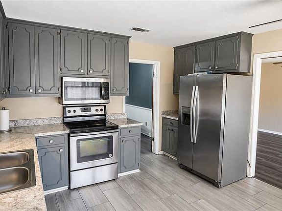 3rd image of 6263 Parkbrook Dr