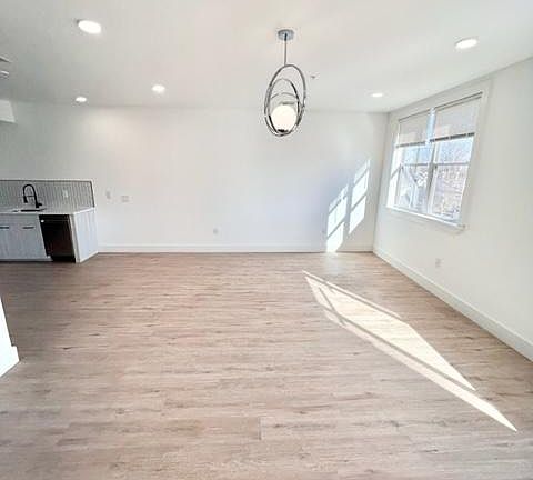 3rd image of 205 Mount Vernon Ave Unit 202