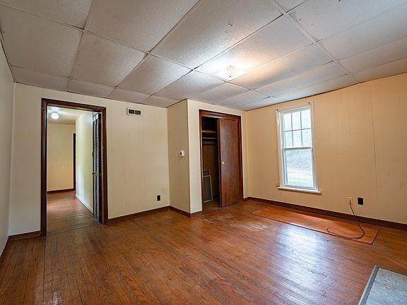 3rd image of 918 N Maple St