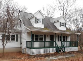 363 Swallow Cir, Bushkill, PA 18324
