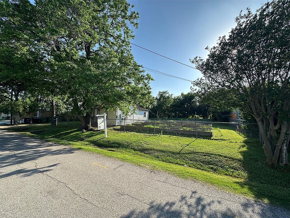 2nd image of 1439 Laird St