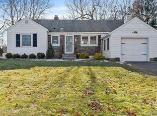 243 Pinewood Dr, Schenectady, NY 12303
