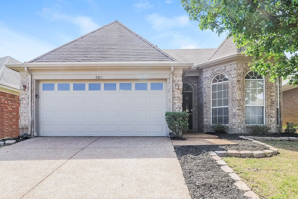 3 bed, 2.0 bath, 1800 sqft, $1,875 — Photo 1