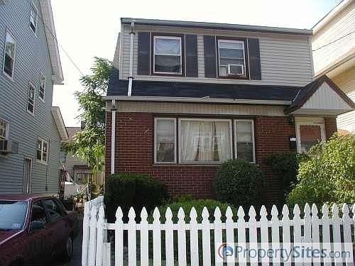 2nd image of 215 Duane St
