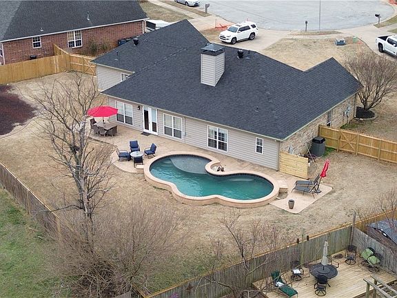 2nd image of 310 NE Cobblestone Ln
