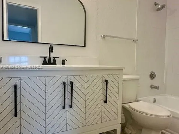 5020 NW 79th Ave APT 304, Doral, FL 33166