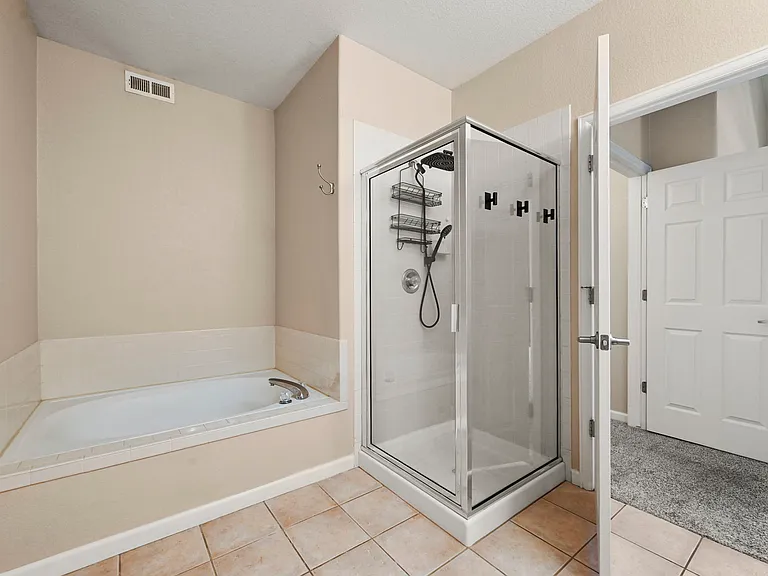 Primary bedroom en-suite bath: 5 piece