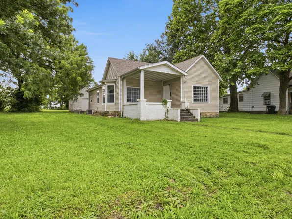 114 E College Street, Aurora, MO 65605