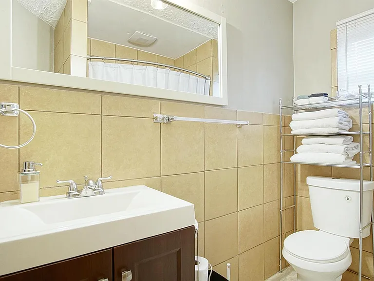 1002 Avenue E — Photo 17