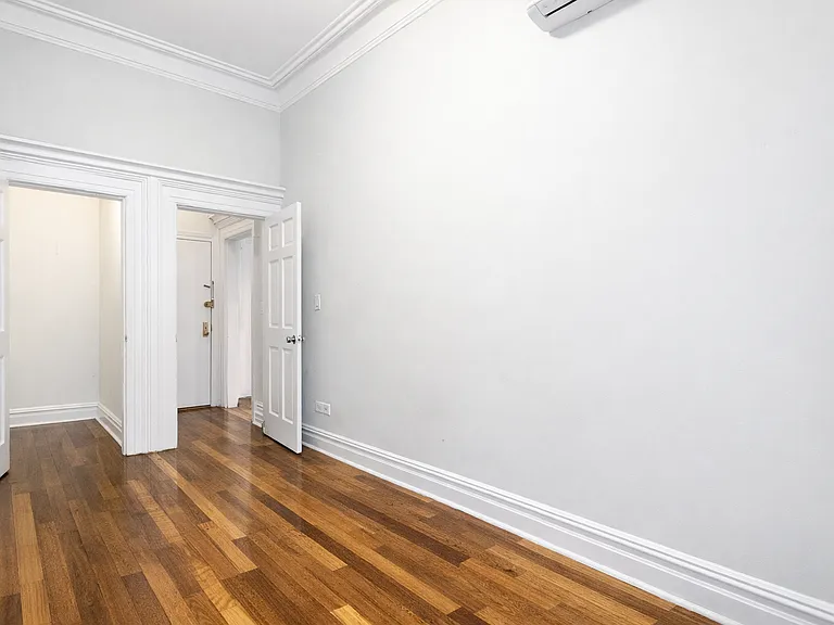 110 E 17th St #2R — Photo 6