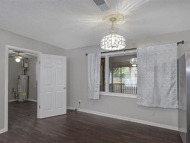 4527 Fairview Dr — Photo 5