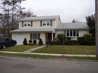 43 Pocahontas St E, Massapequa, NY 11758