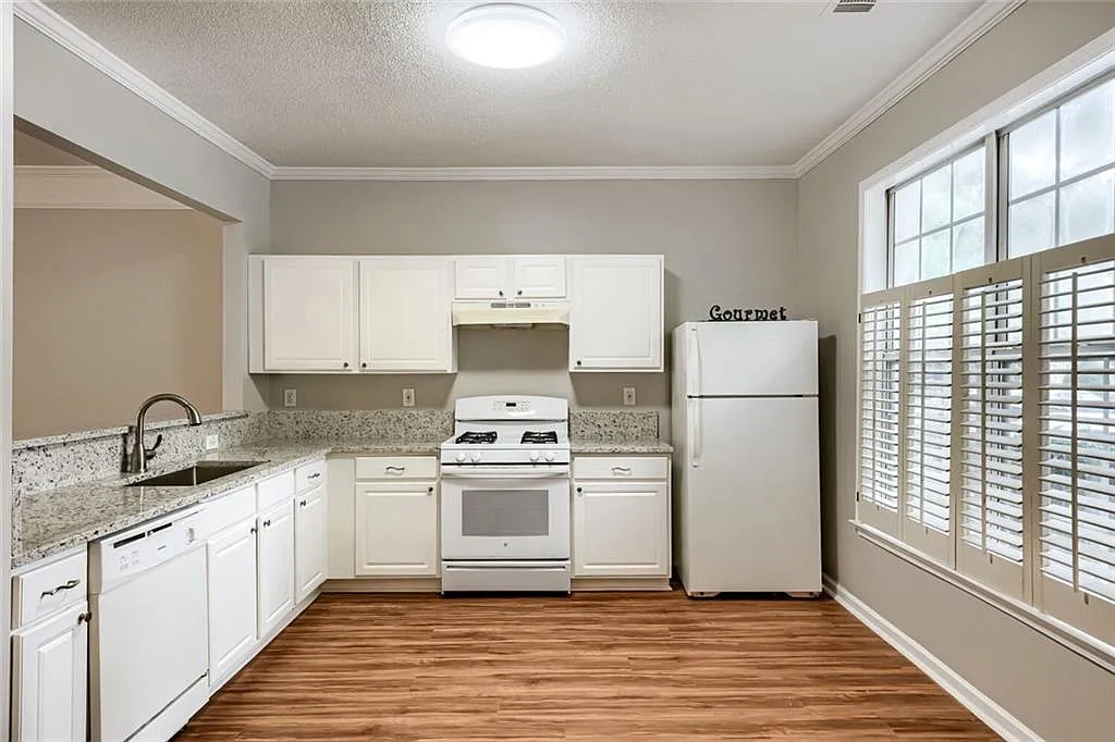 3 bed, 2.5 bath, 1428 sqft, $2,100 — Photo 3
