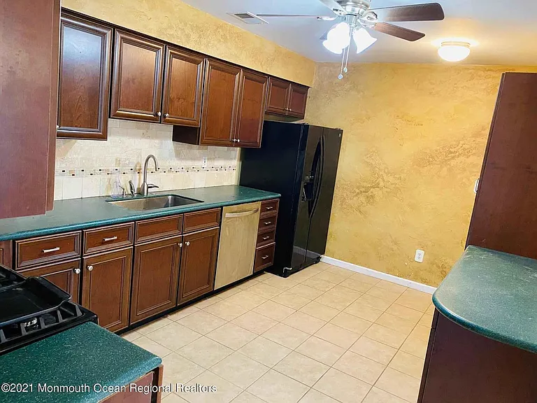 1077 Roseberry Ct — Photo 7
