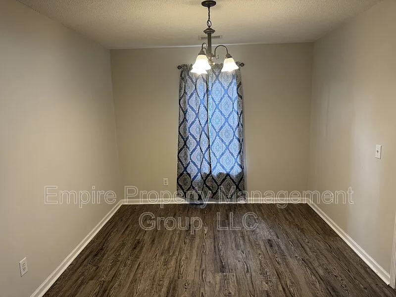 4 bed, 2.5 bath, 2300 sqft, $2,300 — Photo 4