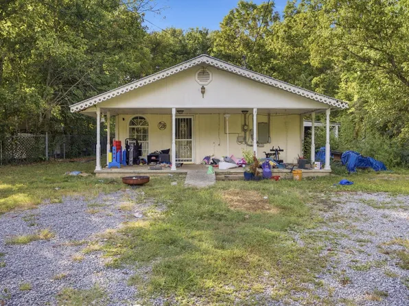 359 Lakes Rd, Tracy City, TN 37387