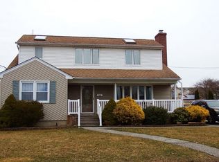 584 S 6th St, Lindenhurst, NY 11757