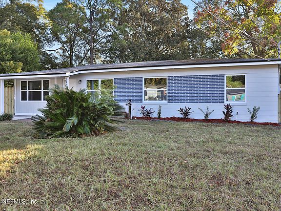 3rd image of 2923 WYCOMBE Drive W