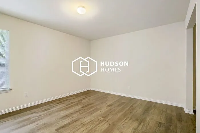 4919 Wellington St — Photo 9