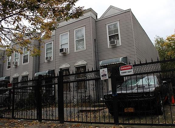 3rd image of 947 E 178th St