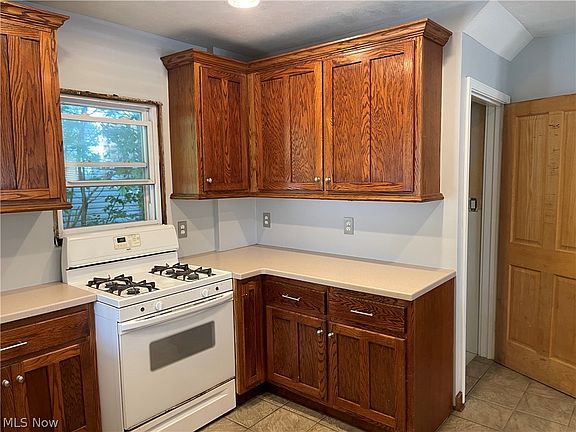 3rd image of 537 Archwood Ave