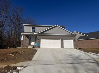 601 6th St, Fenton, MI 48430